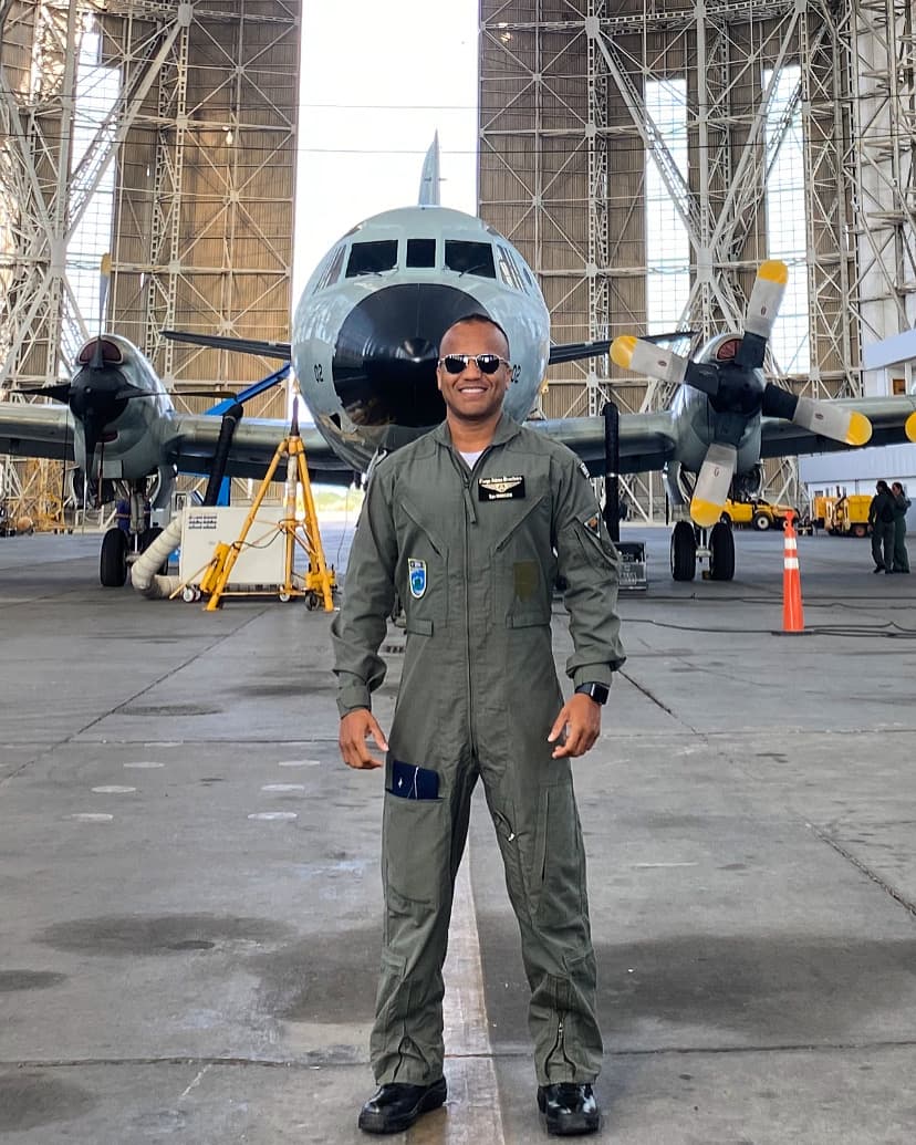 Marcos Alcântara em hangar aeronáutico